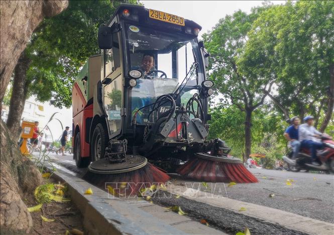 Trong ảnh: Xe hút bụi, quét rác mini góp phần cơ giới hoá việc vệ sinh môi trường đường phố. Ảnh: Thanh Tùng - TTXVN 