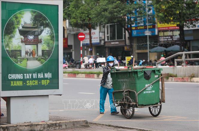 Trong ảnh: Thầm lặng vì một Hà Nội xanh - sạch - đẹp. Ảnh: Thanh Tùng - TTXVN 