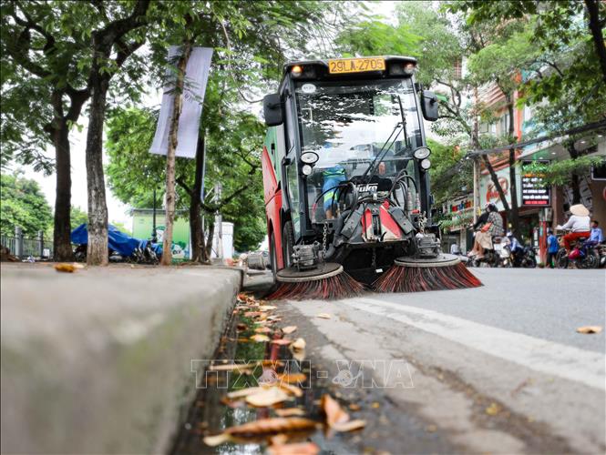 Trong ảnh: Xe hút bụi, quét rác mini góp phần cơ giới hoá việc vệ sinh môi trường đường phố. Ảnh: Thanh Tùng - TTXVN 
