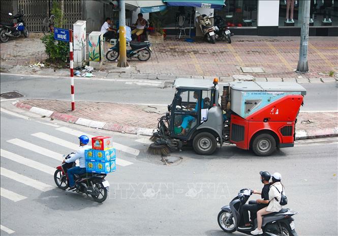 Trong ảnh: Xe hút bụi, quét rác mini góp phần cơ giới hoá việc vệ sinh môi trường đường phố. Ảnh: Thanh Tùng - TTXVN 