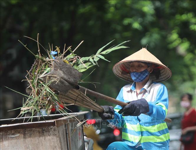 Trong ảnh: Hình ảnh người lao công thân thuộc vẫn xuất hiện không kể ngày, đêm đang góp phần làm cho Hà Nội sạch, đẹp hơn. Ảnh: Thanh Tùng - TTXVN 