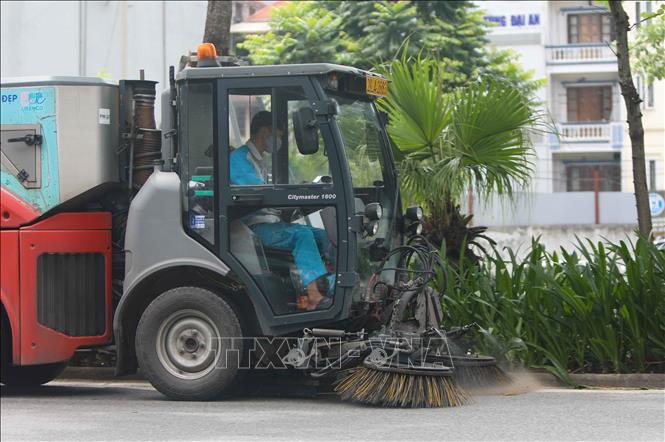 Trong ảnh: Xe hút bụi, quét rác mini góp phần cơ giới hoá việc vệ sinh môi trường đường phố. Ảnh: Thanh Tùng - TTXVN
