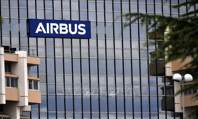 Trong ảnh: Biểu tượng Airbus tại trụ sở ở Saint-Martin du Touch, Pháp, ngày 2/7/2020. Ảnh: AFP/ TTXVN