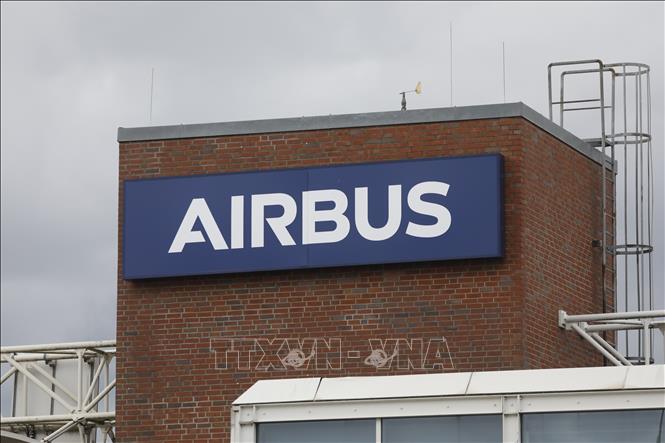 Trong ảnh: Biểu tượng Airbus tại nhà máy ở Hamburg, Đức, ngày 8/7/2020. Ảnh: AFP/ TTXVN