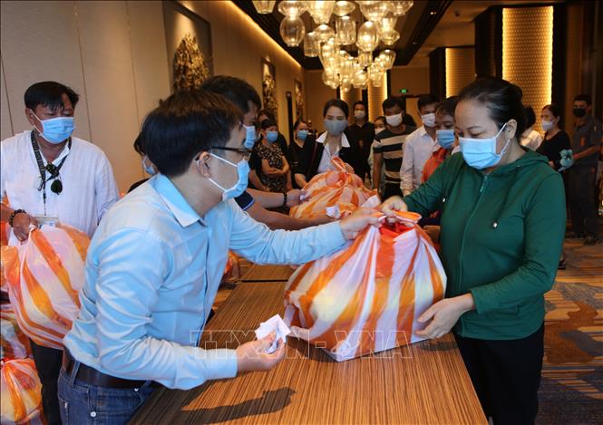 Trong ảnh: Ban tổ chức trao quà cho người lao động bị mất việc làm và đang gặp khó khăn do dịch COVID-19. Ảnh: Trần Lê Lâm - TTXVN
