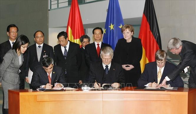 Trong ảnh: Thủ tướng Nguyễn Tấn Dũng và Thủ tướng Angela Merkel chứng kiến Lễ ký hiệp định giữa hai chính phủ về đóng góp của Đức vào việc xây dựng dự án tàu điện ngầm ở thành phố Hồ Chí Minh (2008). Ảnh: Đức Tám – TTXVN