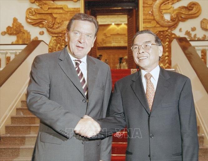 Trong ảnh: Thủ tướng Phan Văn Khải đón Thủ tướng CHLB Đức Gerhard Schröder thăm chính thức Việt Nam 2 ngày 14 - 15/5/2003. Ảnh: Thế Thuần - TTXVN