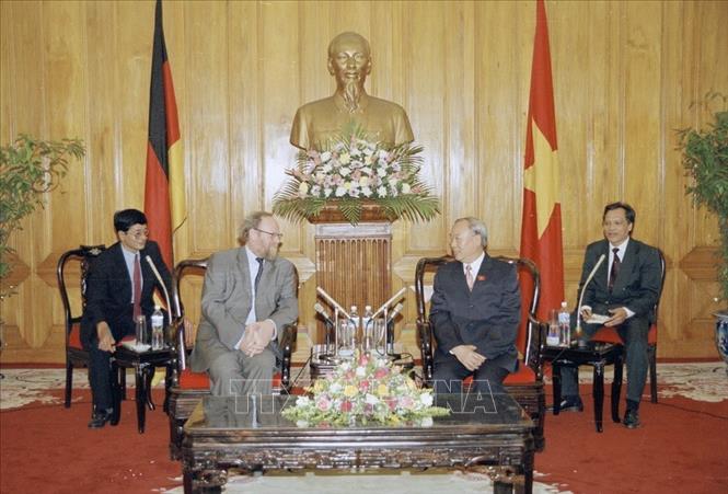 Trong ảnh: Chủ tịch Quốc hội Nguyễn Văn An tiếp và hội đàm với Chủ tịch Hạ viện CHLB Đức Wolfgang Thierse thăm hữu nghị chính thức Việt Nam năm 2001. Ảnh: Đức Tám - TTXVN
