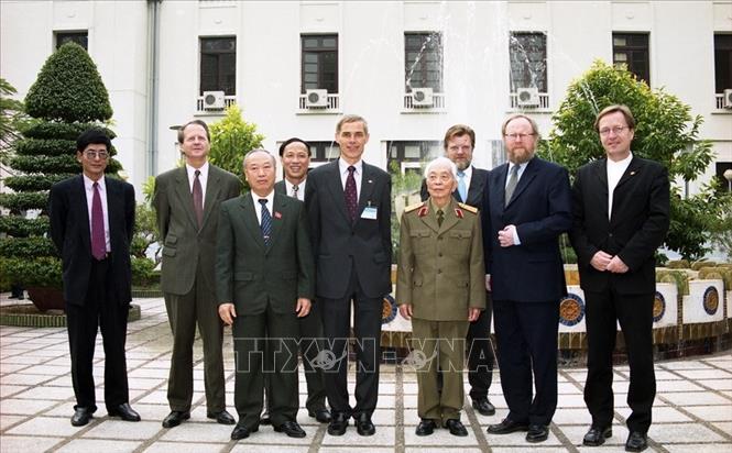 Trong ảnh: Đại tướng Võ Nguyên Giáp gặp mặt Chủ tịch Hạ viện CHLB Đức Wolfgang Thierse trong chuyến thăm Việt Nam (2001). Ảnh: Đức Tám – TTXVN