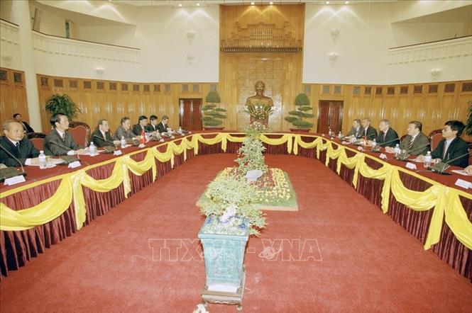 Trong ảnh: Thủ tướng Phan Văn Khải hội đàm với Thủ tướng CHLB Đức Gerhard Schröder trong chuyến thăm chính thức Việt Nam từ 14 - 15/5/2003. Ảnh: Thế Thuần - TTXVN