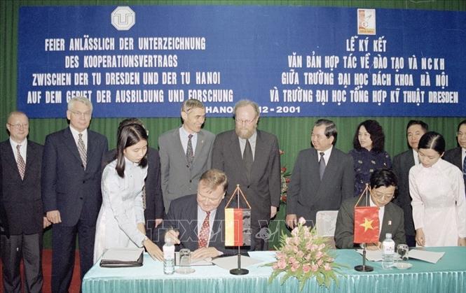 Trong ảnh: Trong chuyến thăm chính thức Việt Nam tháng 12/2001, Chủ tịch Hạ viện Đức Wolfgang Thierse chứng kiến Lễ ký kết hợp tác giữa trường Đại học Bách Khoa Hà Nội và trường Đại học Tổng hợp kỹ thuật Dresden (Đức). Ảnh: Đức Tám - TTXVN