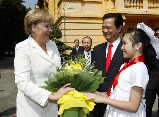Trong ảnh: Sáng 11/10/2011, tại Hà Nội, Thủ tướng Nguyễn Tấn Dũng đón và hội đàm với Thủ tướng Đức Angela Merkel thăm chính thức Việt Nam. Ảnh: Đức Tám - TTXVN