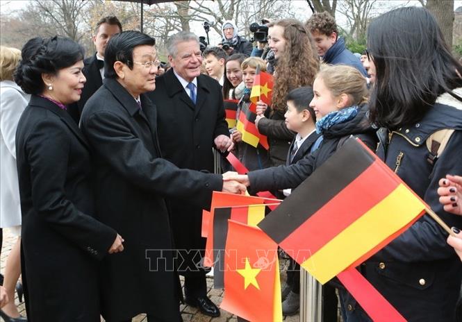 Trong ảnh: Thiếu nhi Đức và Việt Nam chào đón Chủ tịch nước Trương Tấn Sang và Tổng thống CHLB Đức Joachim Gauck tại Lễ đón Chủ tịch nước Trương Tấn Sang và Phu nhân đến thăm cấp Nhà nước tới Cộng hoà liên bang Đức (2015). Ảnh: Nguyễn Khang – TTXVN