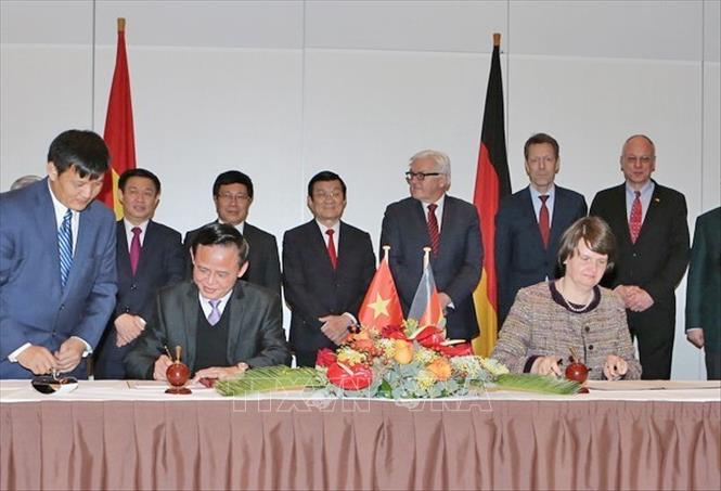Trong ảnh: Chủ tịch nước Trương Tấn Sang chứng kiến kễ ký Bản ghi nhớ chung về hợp tác trong lĩnh vực lâm nghiệp giữa hai nước Việt Nam – Đức trong chuyến thăm Đức năm 2015. Nguyễn Khang – TTXVN