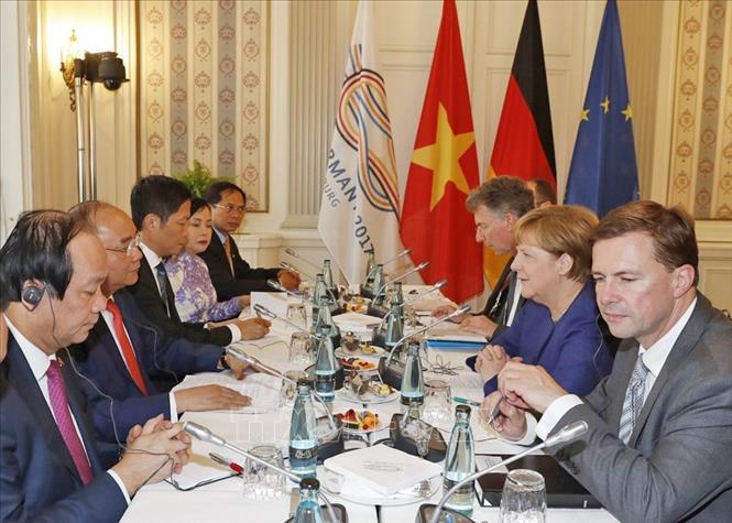Trong ảnh: Thủ tướng Nguyễn Xuân Phúc hội đàm với Thủ tướng Đức Angela Merkel trong chuyến thăm chính thức Cộng hoà liên bang Đức (2017). Ảnh: Thống Nhất – TTXVN
