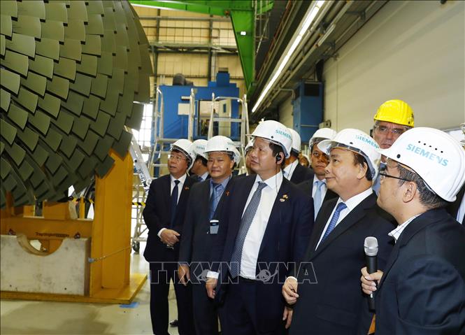 Trong ảnh: Thủ tướng Nguyễn Xuân Phúc thăm nhà máy sản xuất turbine khí của Hãng Siemens, trong chuyến thăm chính thức CHLB Đức, tháng 7/2017. Ảnh: Thống Nhất – TTXVN