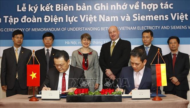 Trong ảnh: Ngày 22/11/2012, tại Hà Nội, Tập đoàn Điện lực Việt Nam (EVN) và Công ty TNHH Siemens Việt Nam (Đức) ký kết biên bản ghi nhớ nhằm đẩy mạnh hợp tác trong lĩnh vực năng lượng. Ảnh: Ngọc Hà - TTXVN