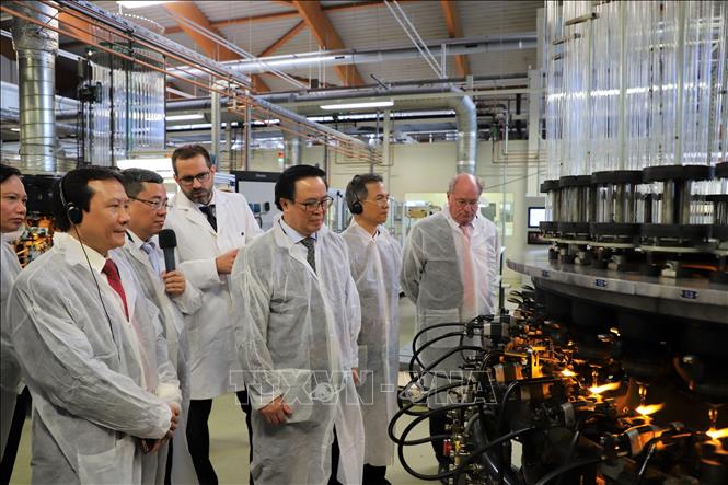 Trong ảnh: Đoàn đại biểu đảng ta do đồng chí Hoàng Bình Quân, Trưởng Ban Đối ngoại Trung ương dẫn đầu thăm công ty Thüringer Pharmaglas GmBH trong chuyến thăm và làm việc tại Đức (2019). Ảnh: Anh Đức - PV TTXVN tại Đức
