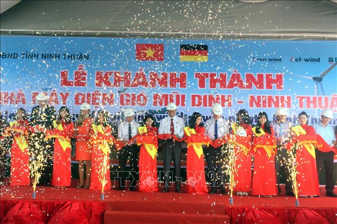 Trong ảnh: Ngày 10/4/2019, Công ty TNHH Điện gió Mũi Dinh (Đức) phối hợp với UBND tỉnh Ninh Thuận tổ chức khánh thành nhà máy điện gió Mũi Dinh, công suất giai đoạn 1 là 37,6 MW, tổng mức đầu tư 1.472 tỷ đồng. Ảnh: Công Thử - TTXVN
