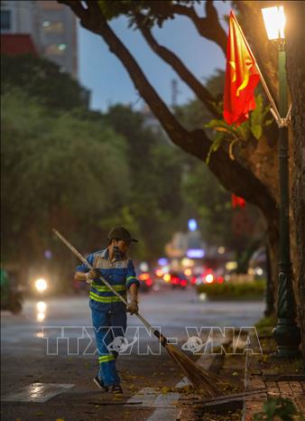 Trong ảnh: Thầm lặng vì một Hà Nội xanh - sạch - đẹp. Ảnh: Thanh Tùng - TTXVN