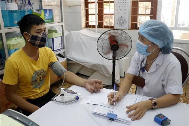 Trong ảnh: Khám chữa bệnh tại Bệnh viện đa khoa huyện Bảo Yên. Ảnh: Quốc Khánh - TTXVN