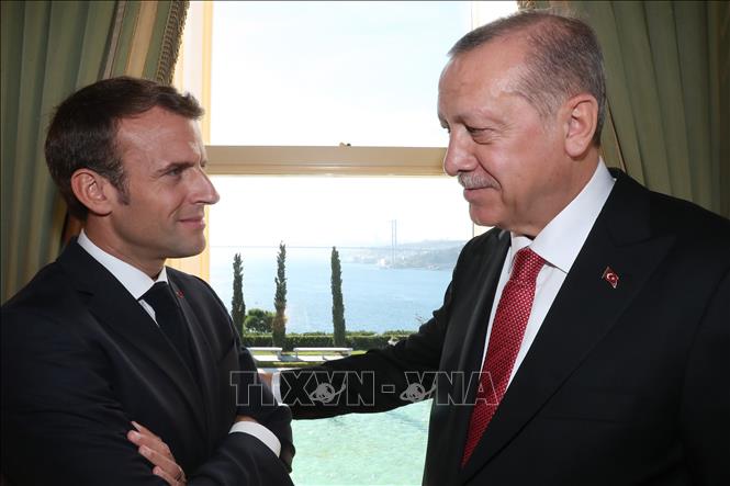 Trong ảnh (tư liệu): Tổng thống Pháp Emmanuel Macron (trái) và người đồng cấp Thổ Nhĩ Kỳ Recep Tayyip Erdogan (phải) tại cuộc gặp ở Istanbul ngày 27/10/2018. Ảnh: AFP/TTXVN