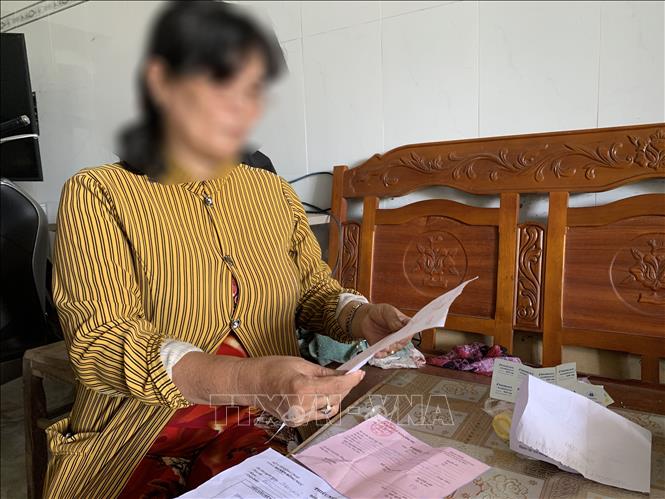 Bà T.T.H là mẹ của bệnh nhân N.Q.P, người trực tiếp đóng các khoản phí do nhân viên y tế tại Trung tâm y tế huyện Hồng Ngự, tỉnh Đồng Tháp yêu cầu. Ảnh: Chương Đài - TTXVN 