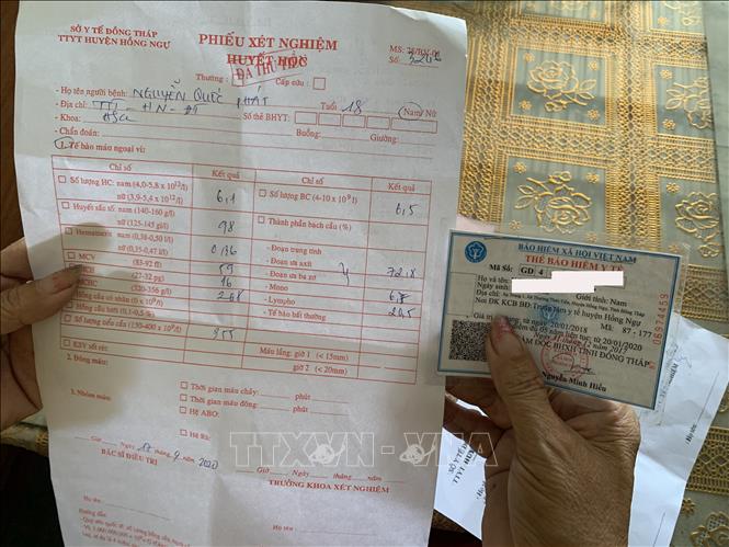 Các giấy tờ bao gồm giấy xét nghiệm, phiếu thu, đơn thuốc không có thông tin bác sỹ điều trị, người thu... đặc biệt thông tin về tên bệnh nhân bị sai lệch. Ảnh: Chương Đài - TTXVN