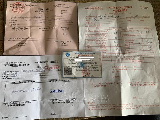 Các giấy tờ bao gồm giấy xét nghiệm, phiếu thu, đơn thuốc không có thông tin bác sỹ điều trị, người thu... đặc biệt thông tin về tên bệnh nhân bị sai lệch. Ảnh: Chương Đài - TTXVN