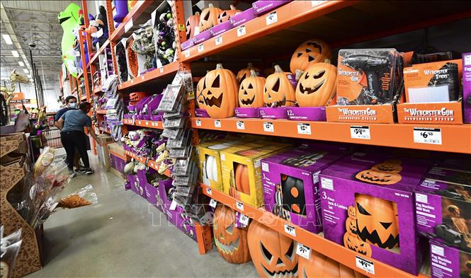 Mùa Halloween năm nay không giống bao giờ hết khi còn phải đương đầu với đại dịch COVID-19, nhưng đừng lo lắng, cửa hàng của chúng tôi vẫn đem đến cho bạn những sản phẩm Halloween độc đáo và phù hợp với tình hình hiện tại.