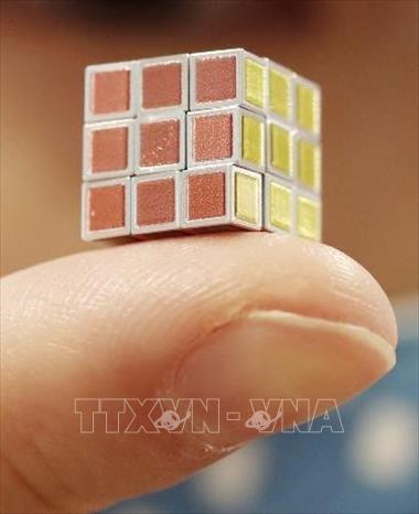 Trong ảnh: Khối Rubik nhỏ nhất thế giới đã được trình diễn tại Nhật Bản ngày 23/9/2020. Ảnh: Kyodo/TTXVN
