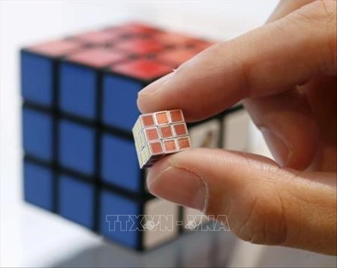 Trong ảnh: Khối Rubik nhỏ nhất thế giới được trình diễn tại Nhật Bản ngày 23/9/2020. Ảnh: Kyodo/TTXVN