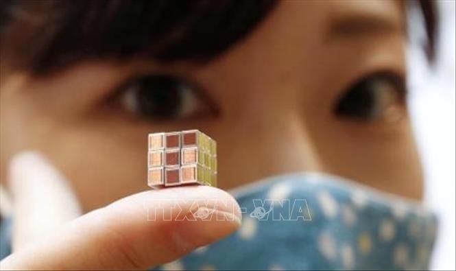 Trong ảnh: Khối Rubik nhỏ nhất thế giới được trình diễn tại Nhật Bản ngày 23/9/2020. Ảnh: Kyodo/TTXVN