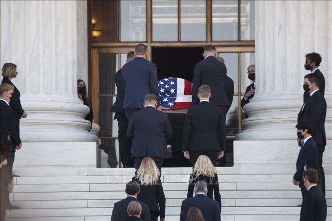 Trong ảnh: Thi hài nữ thẩm phán Tòa án Tối cao Ruth Bader Ginsburg được đưa đến lễ tang tại trụ sở Tòa án Tối cao ở Washington DC., ngày 23/9/2020. Ảnh: THX/TTXVN
