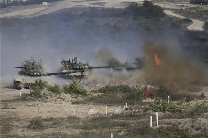 Trong ảnh: Đội hình chiến đấu xe tăng T-72B3 xuất kích đánh địch đổ bộ, bảo vệ căn cứ. Ảnh: Trần Hiếu - PV TTXVN tại Nga