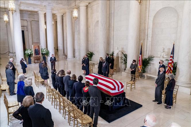Trong ảnh: Tang lễ nữ thẩm phán Tòa án Tối cao Ruth Bader Ginsburg được cử hành tại trụ sở Tòa án Tối cao ở Washington DC., ngày 23/9/2020. Ảnh: AFP/TTXVN