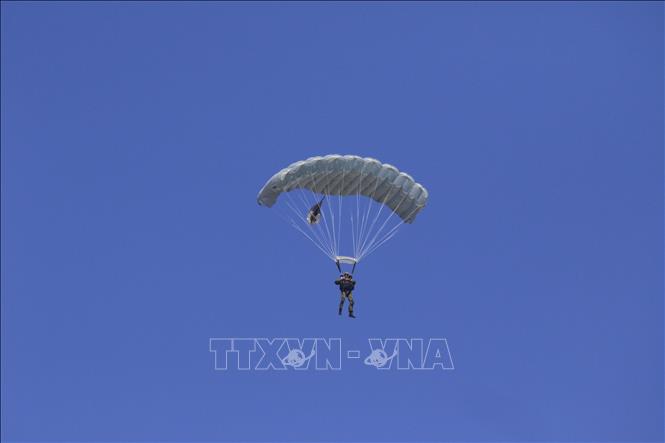 Trong ảnh: Lực lượng nhảy dù bất ngờ tập kích từ trên không. Ảnh: Trần Hiếu - PV TTXVN tại Nga