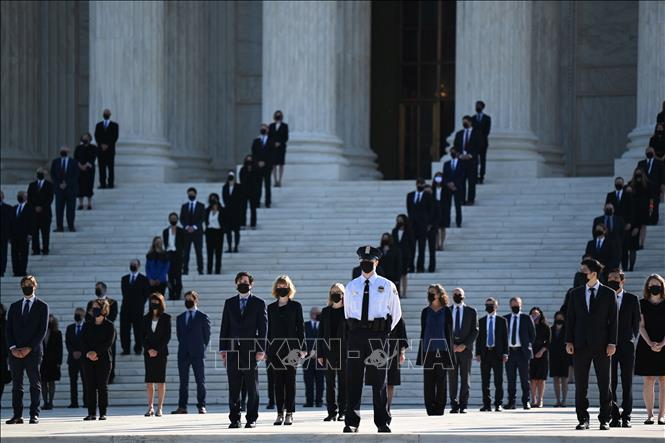 Trong ảnh: Người dân và các nhân viên tưởng nhớ nữ thẩm phán Tòa án Tối cao Ruth Bader Ginsburg  trong lễ tang được cử hành tại trụ sở Tòa án Tối cao ở Washington DC., ngày 23/9/2020. Ảnh: AFP/TTXVN