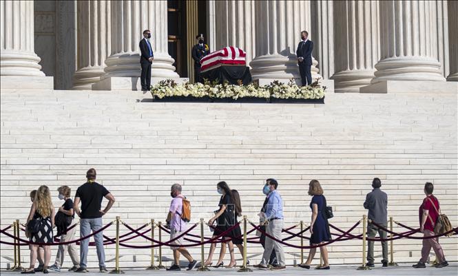 Trong ảnh: Người dân tới viếng nữ thẩm phán Tòa án Tối cao Ruth Bader Ginsburg trong lễ tang tại trụ sở Tòa án Tối cao ở Washington DC., ngày 23/9/2020. Ảnh: AFP/TTXVN