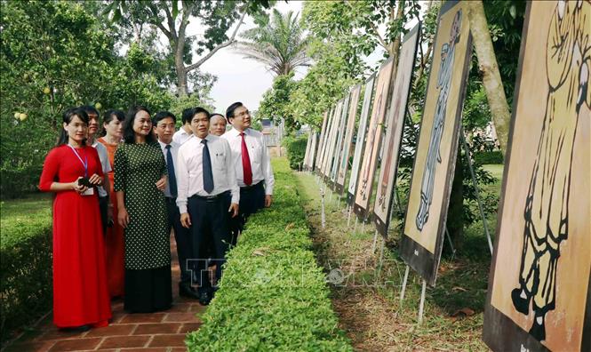 Trong ảnh: Lãnh đạo tỉnh Hà Tĩnh và du khách xem tranh tại Triển lãm. Ảnh: Công Tường-TTXVN