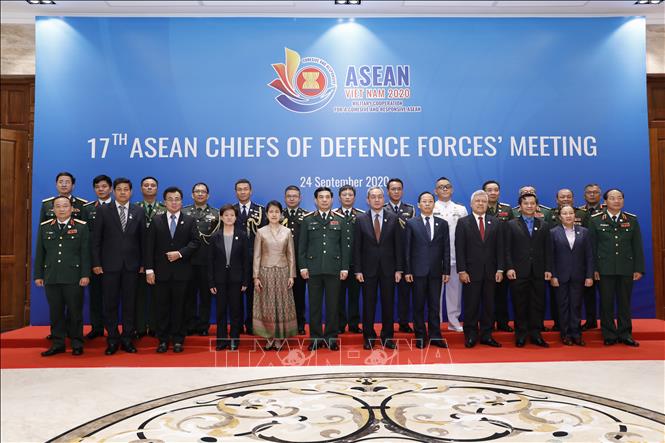 Photo: Sen. Lieut. Gen Phan Van Giang (6thL) and ASEAN Ambassadors and Defence Attaches in Vietnam pose at the meeting in Hanoi. VNA Photo: Dương Giang