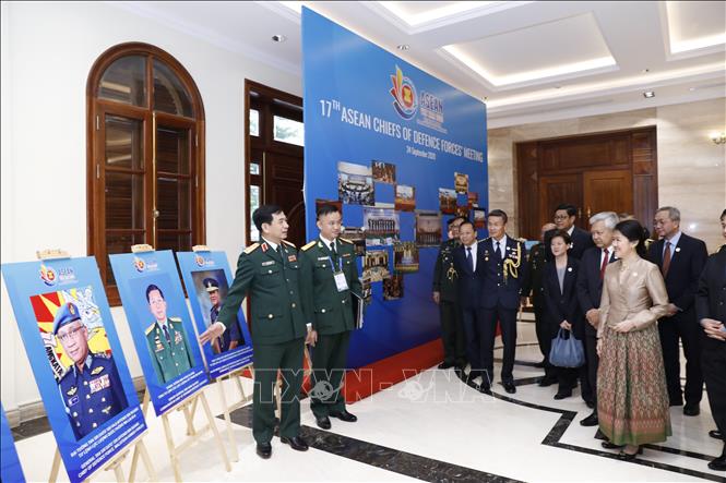 Photo: Sen. Lieut. Gen Phan Van Giang and ASEAN Ambassadors and Defence Attaches in Vietnam visit a showroom on ASEAN defence coopearation on the sidelines of the meeting. VNA Photo: Dương Giang