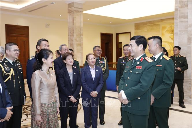 Photo: Sen. Lieut. Gen Phan Van Giang talks with ASEAN Ambassadors and Defence Attaches in Vietnam on the sidelines of the meeting. VNA Photo: Dương Giang
