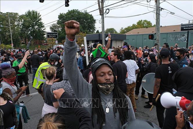 Trong ảnh: Người biểu tình tập trung tại thành phố Louisville, bang Kentucky, Mỹ ngày 23/9/2020. Ảnh: AFP/TTXVN