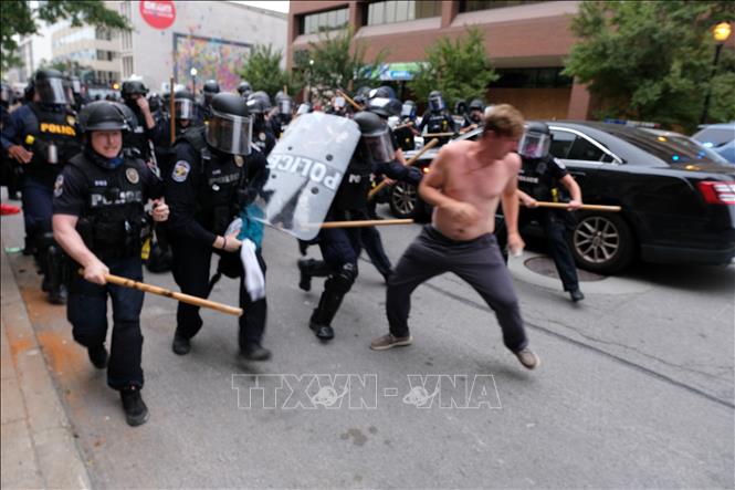 Trong ảnh: Người biểu tình đụng đô với cảnh sát tại thành phố Louisville, bang Kentucky, Mỹ ngày 23/9/2020. Ảnh: AFP/TTXVN