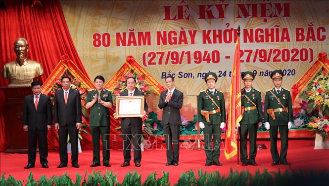 Trong ảnh: Đại tướng Lương Cường trao Huân chương độc Lập hạng Nhì cho Đảng bộ, Chính quyền và nhân dân huyện Bắc Sơn. Ảnh: Quang Duy - TTXVN