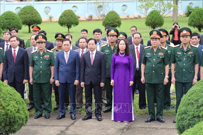 Trong ảnh: Các đại biểu dâng hương tượng niệm tại Tượng đài du kích Bắc Sơn. Ảnh: Quang Duy – TTXVN