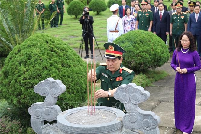 Trong ảnh: Đại tướng Lương Cường dâng hương tượng niệm tại Tượng đài du kích Bắc Sơn. Ảnh: Quang Duy – TTXVN