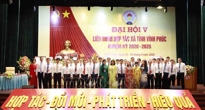 Trong ảnh: Ban Chấp hành Liên minh Hợp tác xã tỉnh Vĩnh Phúc khóa V, nhiệm kỳ 2020-2025 gồm 37 đồng chí ra mắt Đại hội. Ảnh: Hoàng Hùng – TTXVN