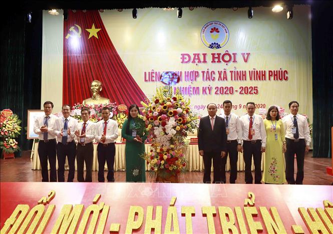 Trong ảnh: Chủ tịch UBND tỉnh Vĩnh Phúc Nguyễn Văn Trì (áo đen) chúc mừng Đại hội. Ảnh: Hoàng Hùng – TTXVN